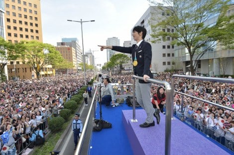 画像・写真 | 羽生結弦選手、地元仙台でパレード SEIMEIポーズに10万8000人から大歓声 81枚目 | ORICON NEWS