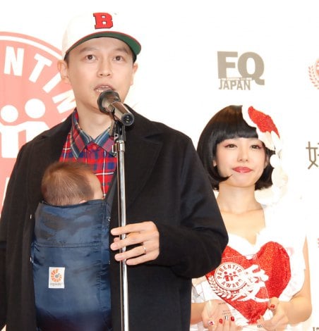 動画 さくらだ Bose夫妻 愛娘と一家3人初イベント 授乳で 一気飲みコールする Oricon News