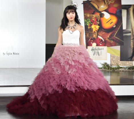 マリアローザ『b.b. duo』デビューコレクションで自身がデザイン監修したウエディングドレス姿を披露した藤田ニコル （C）ORICON NewS inc. 