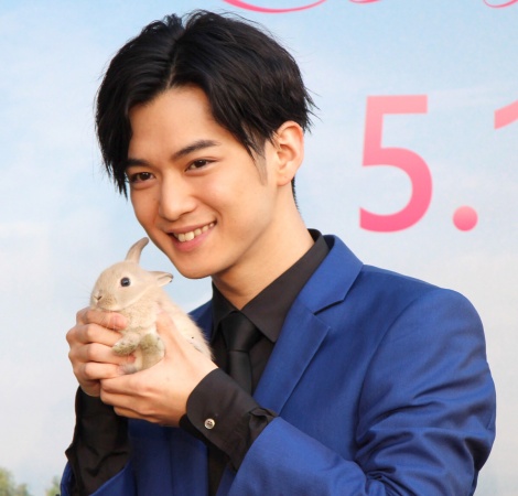 千葉雄大 ウサギと戯れほっこり笑顔 僕に似てる Oricon News