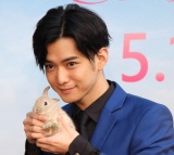 千葉雄大 ウサギと戯れほっこり笑顔 僕に似てる Oricon News