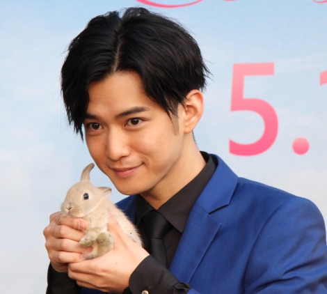 画像 写真 千葉雄大 ウサギと戯れほっこり笑顔 僕に似てる 3枚目 Oricon News