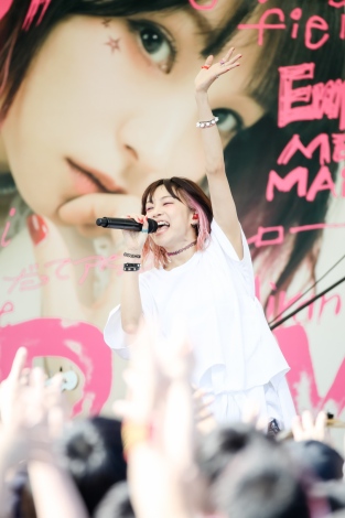 Lisa 初のフルバンド フリーライブ 観客3000人から 逆サプライズ に涙も Oricon News