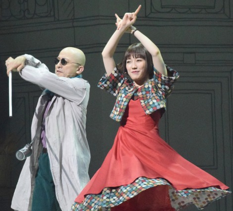 画像 写真 渡辺麻友 初主演ミュージカルで七変化 赤ワンピやシスター姿など披露 2枚目 Oricon News