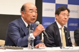 「2018年定例記者会見」に出席した、（左から）JASRAC会長のいではく氏、理事長の浅石道夫氏（5月23日＝東京・けやきホール） 