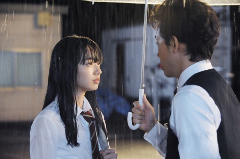 映画『恋は雨上がりのように』の小松菜奈と大泉洋の相合い傘シーン （C）小学館 