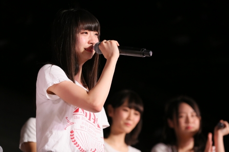 『第10回AKB48世界選抜総選挙』で2年連続速報1位となり涙ながらに感謝するNGT48・荻野由佳（C）AKS 