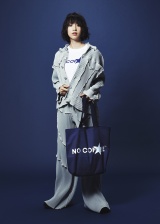 「NO COFFEE」×「FIRSTORDER」コラボTシャツを着こなすのん 