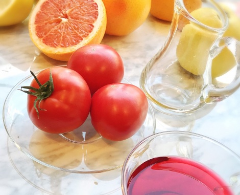 『ティバーナ フローズン ティー グレープフルーツ ＆ トマト』 に使われている、トマト、グレープフルーツ、パッションティー （C）oricon ME inc. 