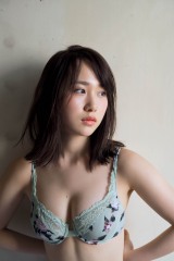 AKB48・高橋朱里1st写真集『曖昧な自分』のランジェリーカット（撮影／佐藤裕之） 