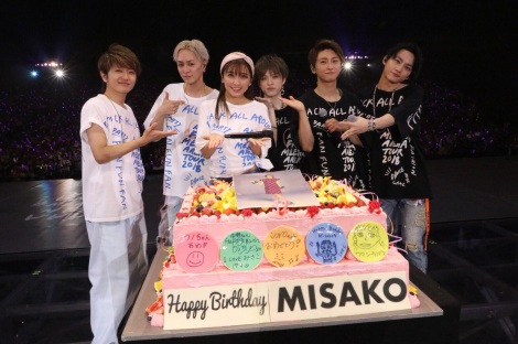 画像 写真 a宇野実彩子 サプライズバースデーに大喜び 特大ケーキに すごい かわいい 1枚目 Oricon News
