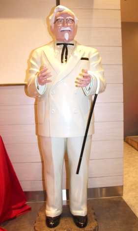 画像・写真 | カーネル・サンダース像、47年の歴史初の座った姿で新