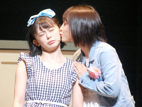 画像 写真 Akb48チーム8が舞台でキス連発 ペアでキスするところに注目して 2枚目 Oricon News