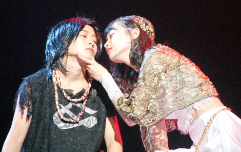 画像・写真 | AKB48チーム8が舞台でキス連発「ペアでキスする