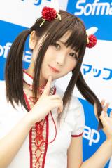 ���́g�\�t�}�b�v�Ŕh��w�i�ɐl�C���C���[�W�� �u�R�X�v�������鏗�q�̓L���L���P���Ă�v 