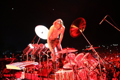 画像 写真 Yoshiki フジロック ステージにゲスト出演 スクリレックスとピアノ ドラム共演 2枚目 Oricon News