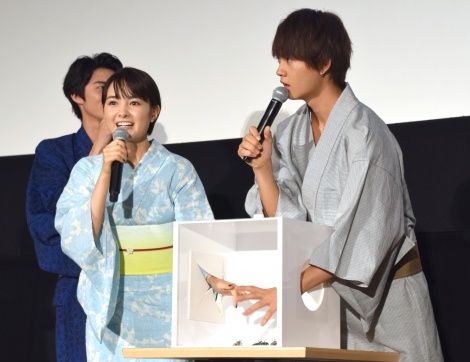 画像 写真 葵わかな 佐野勇斗 舞台あいさつで絶叫 箱の中身は何だろな ゲームで 1枚目 Oricon News