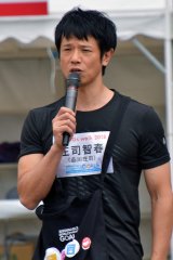 ���i�q�t�A�s�l�C�Ԃ�Ƀ{���L�A�� �Q���Ҋ��t����2�L����1�l�ŕ��� 