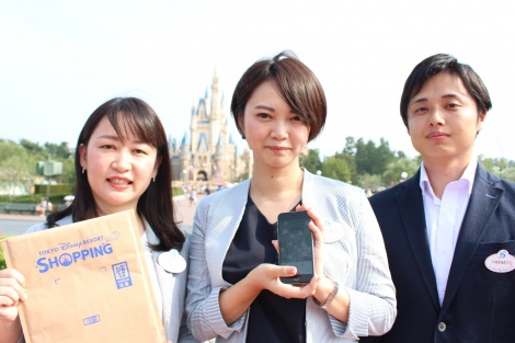 『東京ディズニーリゾート・アプリ』開発者であるオリエンタルランド安村敦子さん、三本佳世子さん、山本峻さん（左から）（Ｃ）Disney 
