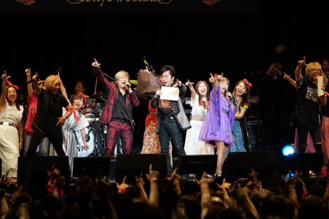 画像 写真 水木一郎 50周年で マジンガーz に感謝 アニソン歌手35人がサプライズ集合で歌プレゼント 3枚目 Oricon News
