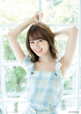 生田絵梨花、輝く夏スマイル全開 無邪気なかわいさ＆まぶしい美脚を