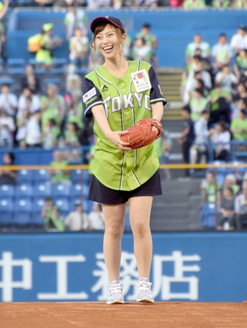 画像 写真 新人歌手 藤井香愛 神宮で 凱旋 始球式 感極まって泣きそうに 6枚目 Oricon News
