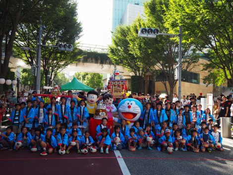 六本木 けやき坂でドラえもんみこしパレード 誕生日をひと足早くお祝い Oricon News