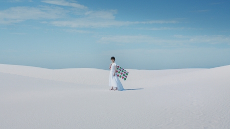 米ニューメキシコ州の白い砂丘地帯「ホワイト・サンズ・ナショナル・モニュメント」に佇む平手友梨奈 