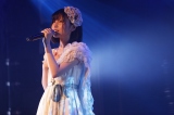 公演センターの福岡聖菜は「夜風の仕業」をソロで歌唱＝AKB48新チームB『シアターの女神』公演初日より（C）AKS 