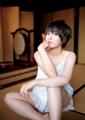 美人声優 花守ゆみり 美脚を披露 目と耳で楽しめる新感覚グラビアに挑戦 Oricon News