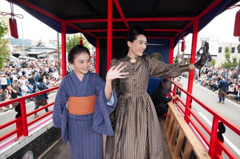 戊辰150周年を記念した「会津まつり」の「会津藩公行列」に綾瀬はるかと鈴木梨央が登場。午後の綾瀬はドラマ後半で着用したドレス姿 