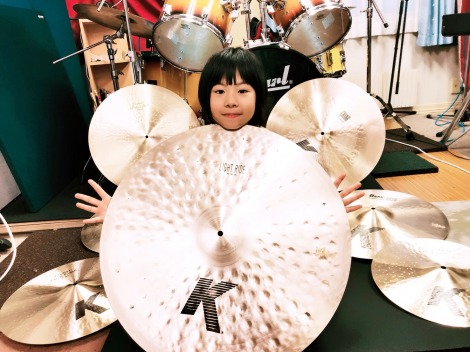 画像 写真 8歳の天才ドラマー よよか 世界的楽器メーカー2社とエンドースメント契約 Nike 新cmで話題 2枚目 Oricon News