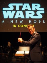 �t�@���}���̃V�l�}�E�R���T�[�g�́u����̃I�y���v�A�l�C�R���_�N�^�[�𒼌���� 