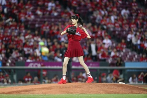 画像 写真 高橋ひかる カープ色 真っ赤なミニスカで始球式 ノーバンならずもハツラツ 4枚目 Oricon News