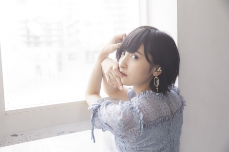 佐倉綾音 透き通るような美脚披露 寄宿学校のジュリエット 共演者とトークも Oricon News