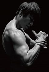 『おしゃべりな筋肉 心のワークアウト7メソッド』で肉体美を披露した西川貴教(新潮社) 撮影:秦淳司 