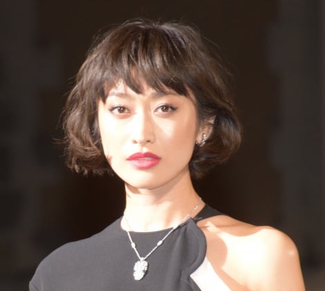 山田優の画像 写真 ベッキー ド派手メイクで ブラックカーペット