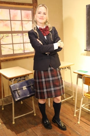 トリバゴ美女ナタリー エモンズが人生初のjk制服披露 頭がよくなったみたい Oricon News