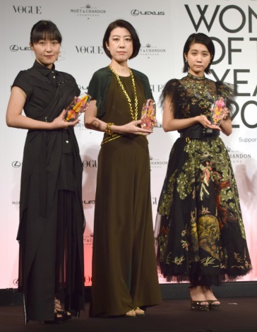 『VOGUE JAPAN WOMEN OF THE YEAR 2018』の授賞式に出席した（左から）青木明子氏、野木亜紀子氏、松本穂香 （C）ORICON NewS inc. 