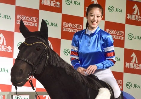 今田美桜 ジョッキー姿で騎乗体験 赤ちゃん写真に照れ笑いも Oricon News