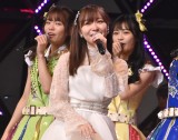 HKT48メンバーの涙にもらい泣きする指原莉乃＝『第8回AKB48紅白対抗歌合戦』より（C）ORICON NewS inc. 