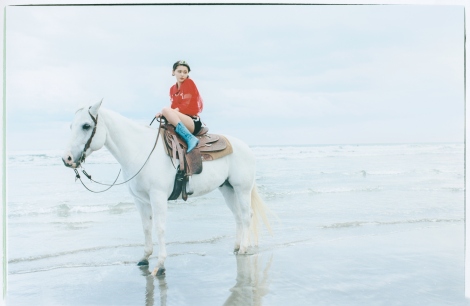 海辺で馬に乗って撮影 