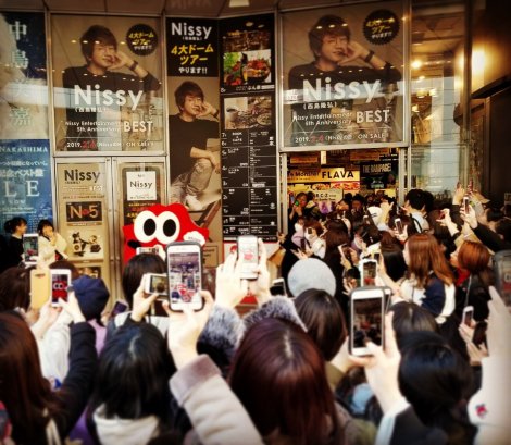 画像 写真 Nissyのマスコットキャラ Lippy 渋谷に登場 ベストアルバム発売日 Nissyの日 盛り上げる 2枚目 Oricon News