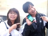 『iPhone7』をゲットした相席スタート・山添寛（右）と相方の山崎ケイ（C）ORICON NewS inc. 