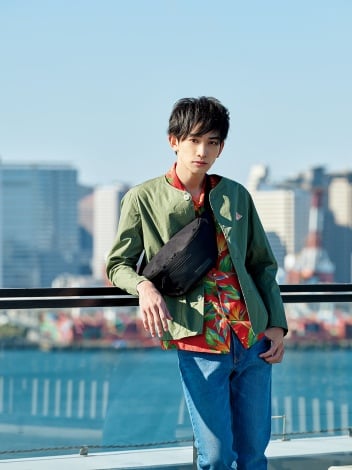 町田啓太 人気ブランド新作を華麗に着こなし ジャケットスタイル 柄シャツコーデ披露 Oricon News