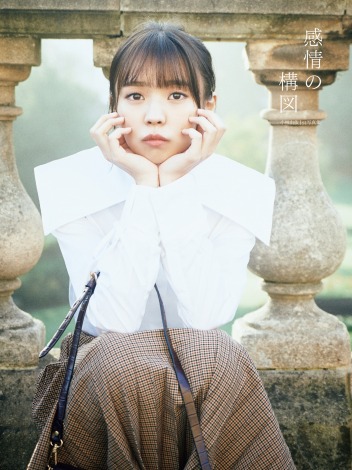 欅坂46・小林由依1st写真集『感情の構図』HMV版表紙　撮影／鈴木心 