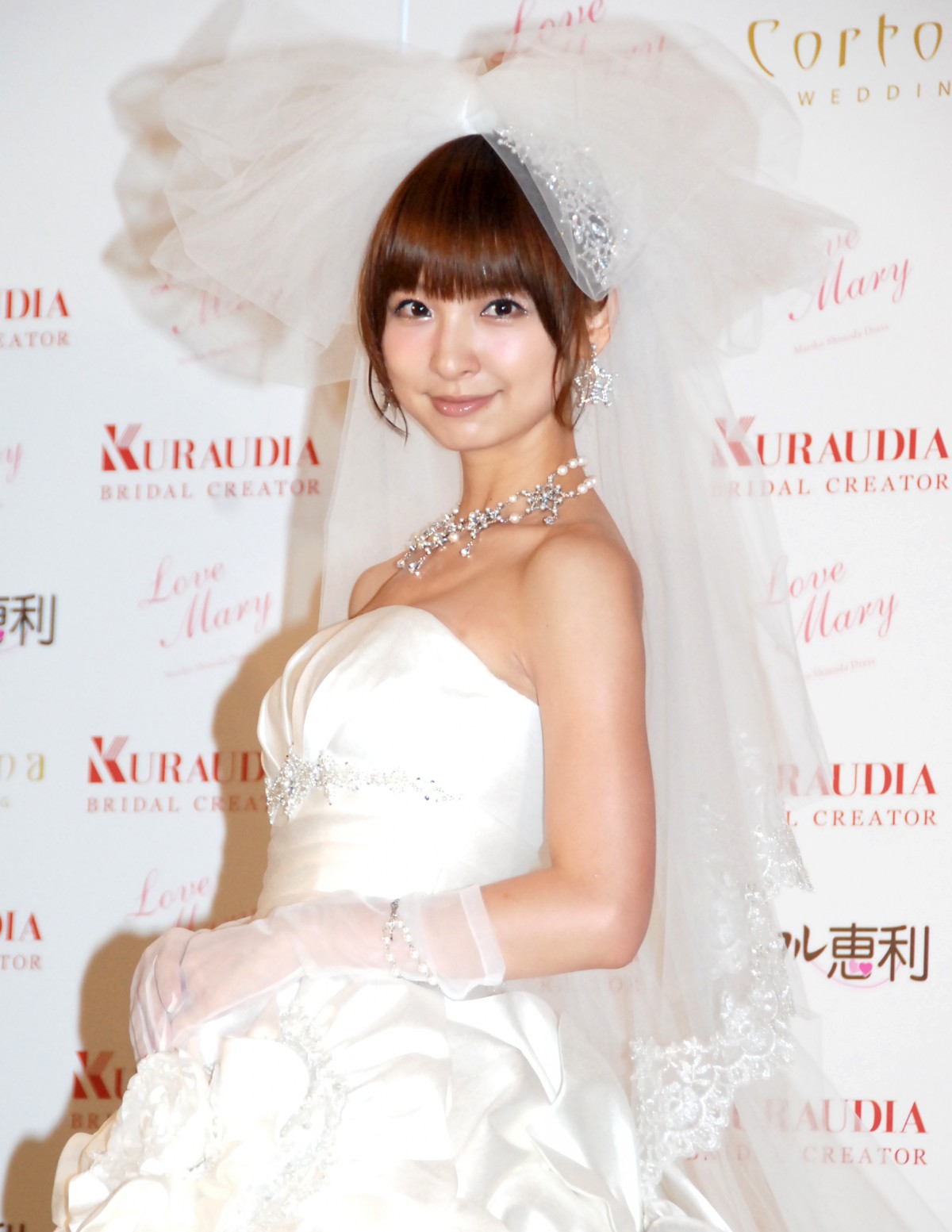 篠田麻里子、3歳下の一般男性と結婚「これが噂の玄米婚」 たかみなら祝福 | ORICON NEWS