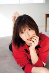 欅坂46渡邉理佐“クールビューティ”が魅せる自然な笑顔と輝く美脚 | ORICON NEWS