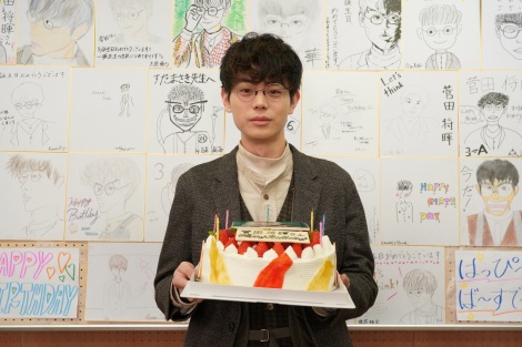 菅田将暉 26歳の誕生日を 生徒 全員がサプライズ祝福 クロマニヨンズ主題歌を熱唱 Oricon News