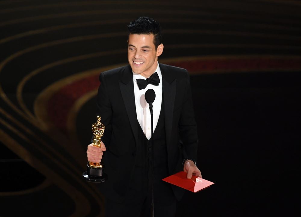ラミ・マレック直筆サイン入り超大型写真…ボヘミアン・ラプソディ… Amazon.co.jp: ラミマレック直筆サイン入り写真…顔アップ